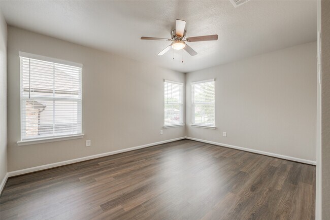 Building Photo - 221 Pk Pl Cir