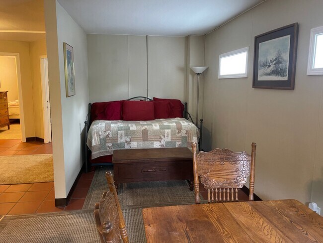 Building Photo - 158 S Hartson St