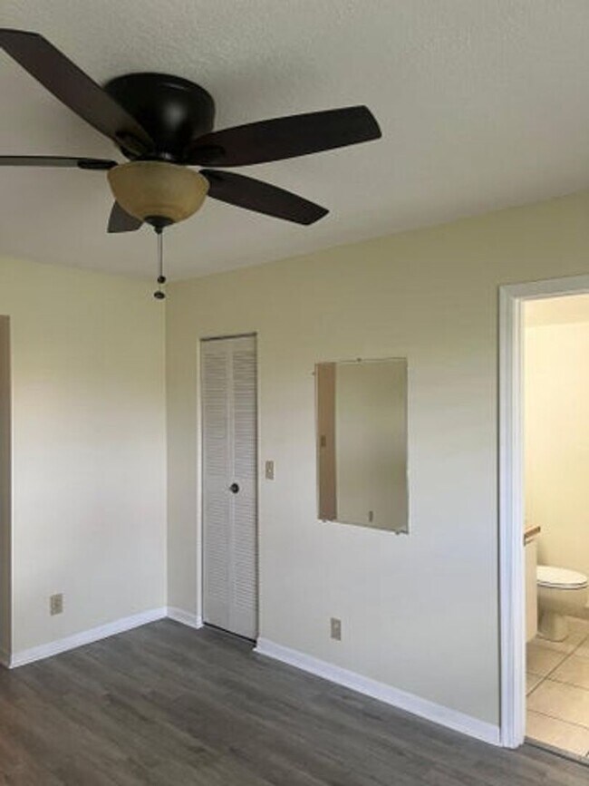 Building Photo - 9993 Three Lakes Cir