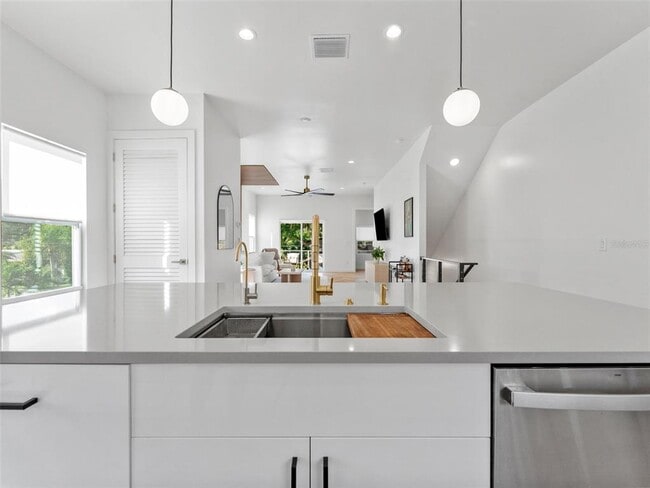 Building Photo - 102 W Adalee St