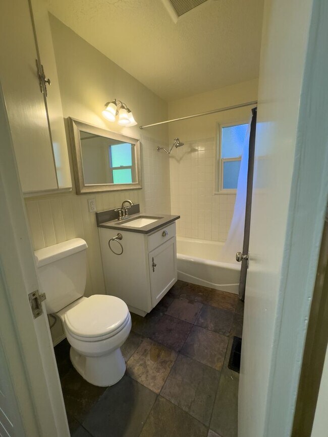 Building Photo - Charming 2 Bed 1 Bath Home on Fenced Corner Lot in South Salem