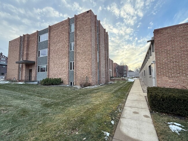 Building Photo - 100 W 17th St