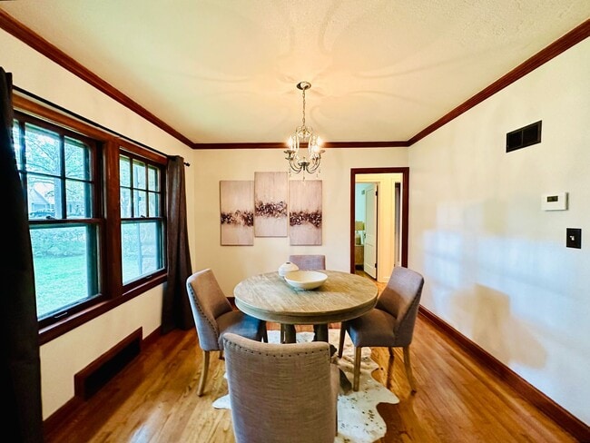 Building Photo - {8100} Picture Perfect Leawood Cottage + C...
