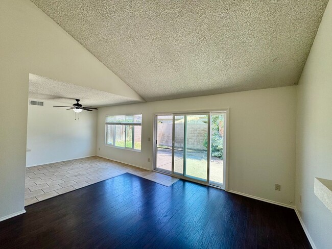 Building Photo - Recently renovated 3 bedroom, 2 bath unit ...