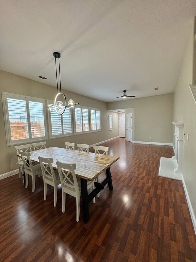 Building Photo - Beautiful home located in a desirable Rose...