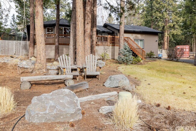 Building Photo - 3BR Furnished NW Bend Home