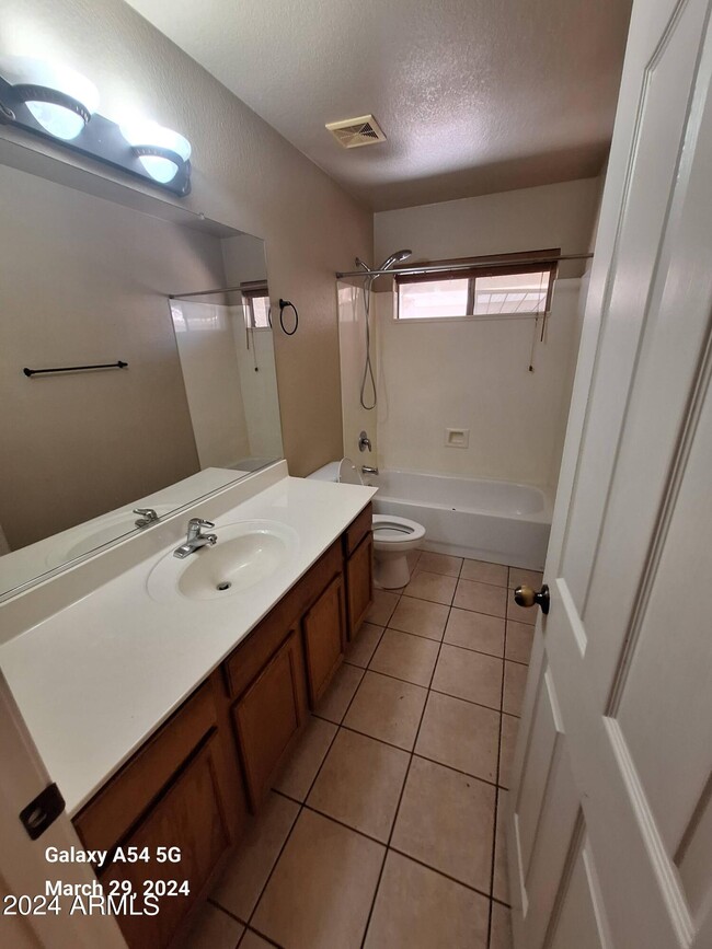 Building Photo - 9205 W Lone Cactus Dr
