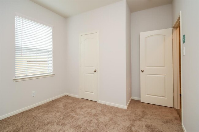 Building Photo - 10470 Sweetwater Creek Dr