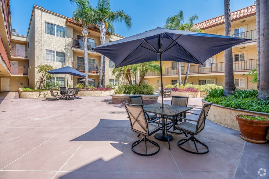 Primary Photo - 400 N Hollywood Way