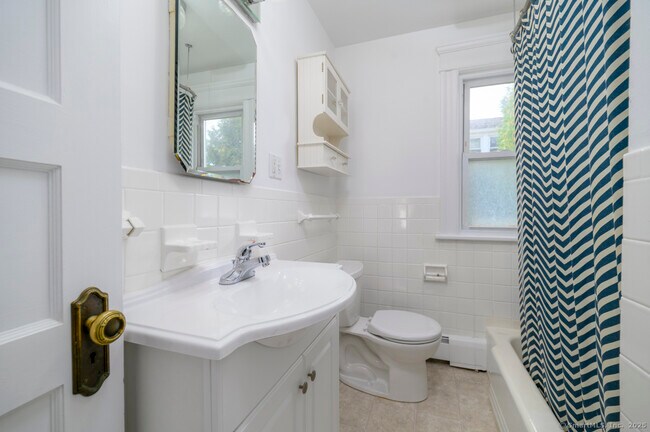 Building Photo - 231 Flax Hill Rd