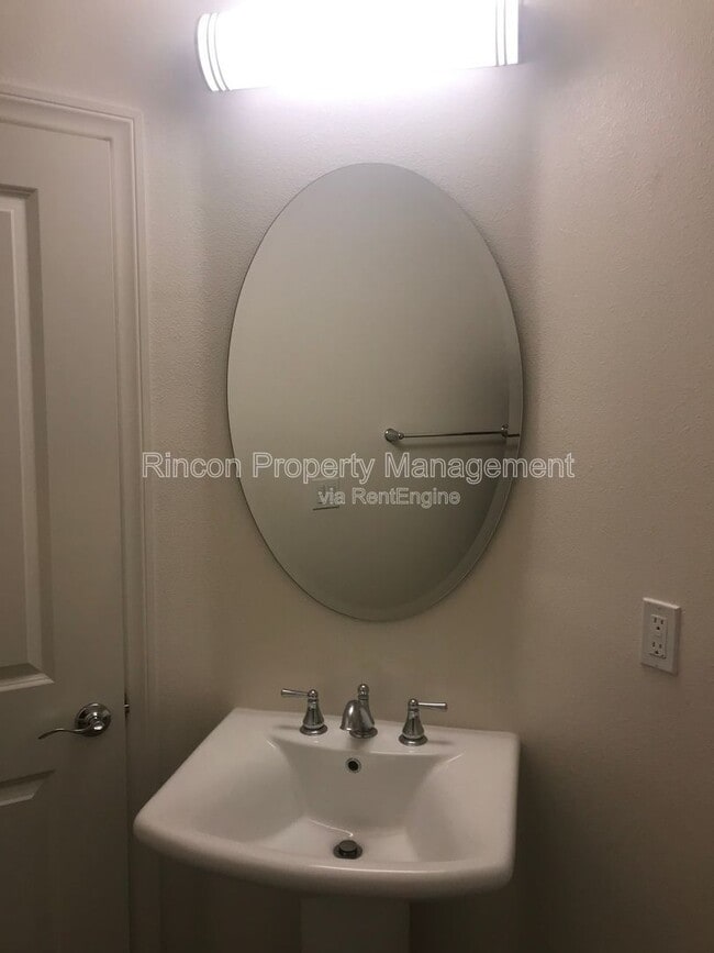 Building Photo - 581 Pioneer St