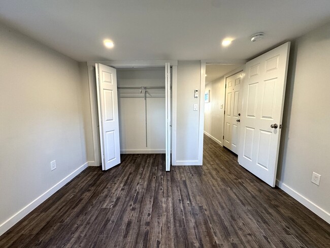 Building Photo - 142 Main St