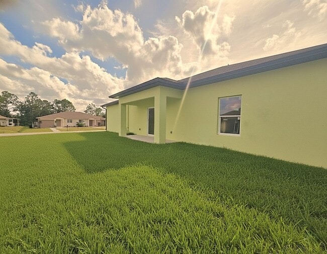 Building Photo - CORNER DULEX-PRIME LOCATION-THREE BEDROOM, TWO BATH, ONE CAR DUPLEX