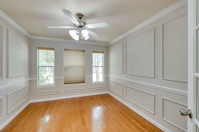 Building Photo - Great location. 4 bedrooms plus an office!