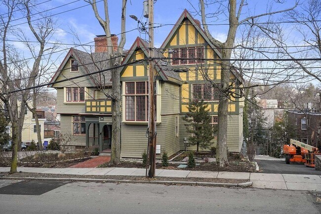 Building Photo - 165 Winthrop Rd