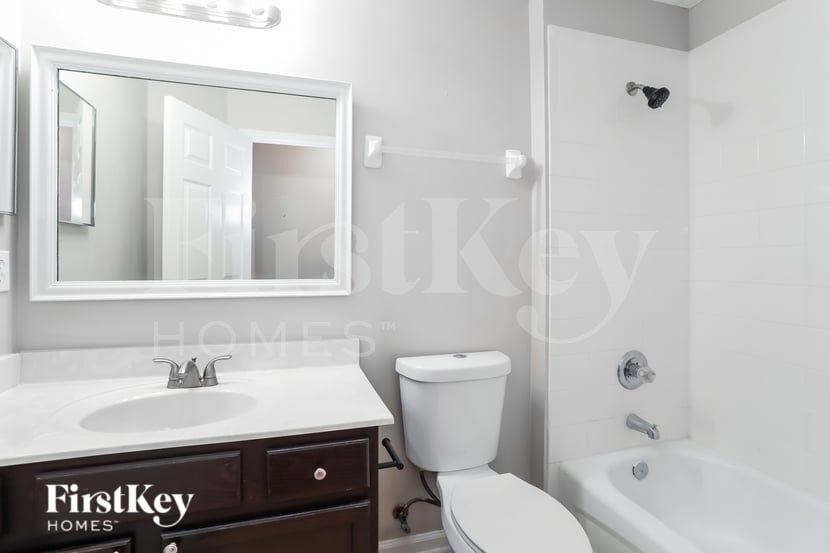 Building Photo - 1460 Greenway Pl