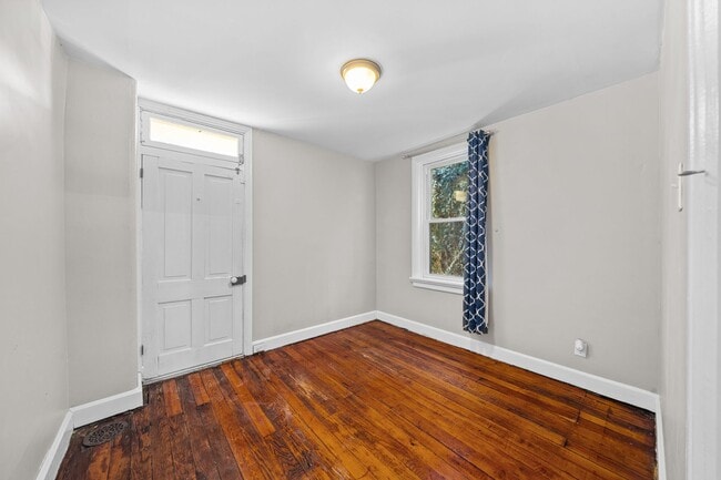Building Photo - Spacious 4 Bedroom on Cumberland St