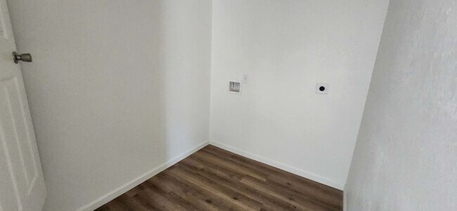 Building Photo - Beautifully Remodeled 3 Bed / 2 Bath Home with Large Backyard