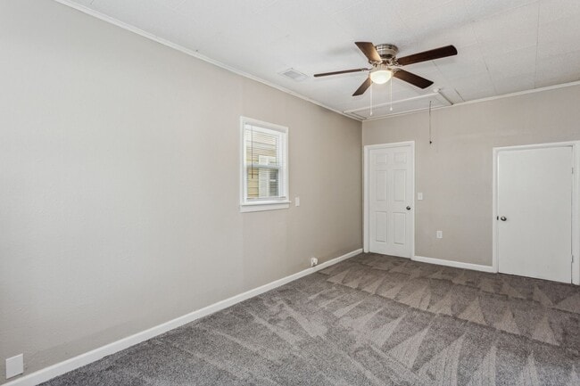 Building Photo - Spacious 4 bedroom home with detached 2 ca...