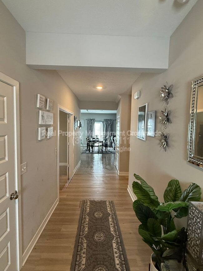 Building Photo - 8754 Laurelton Pl