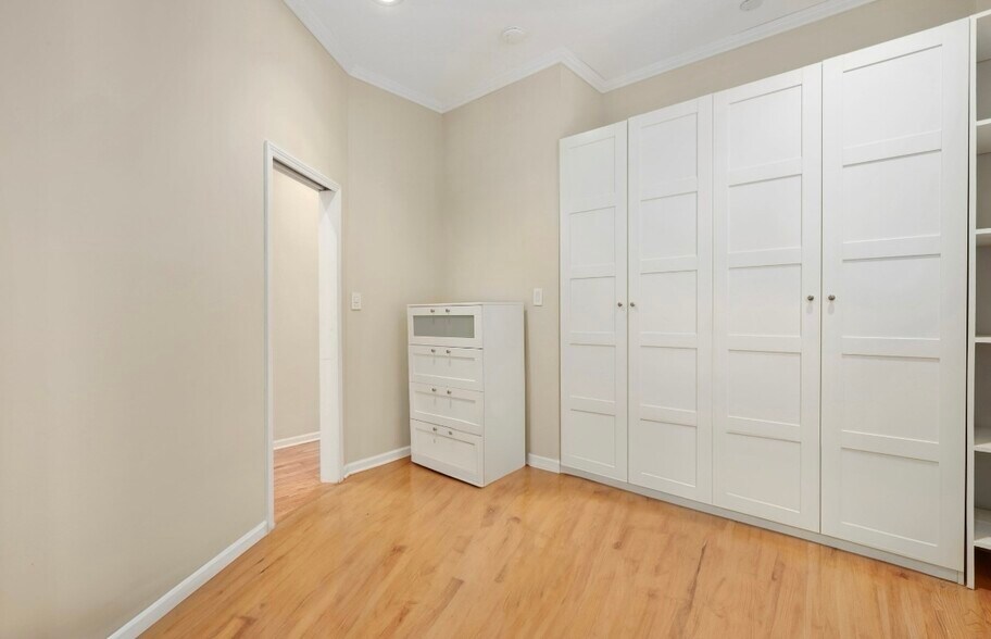 Building Photo - 20 E Goethe St