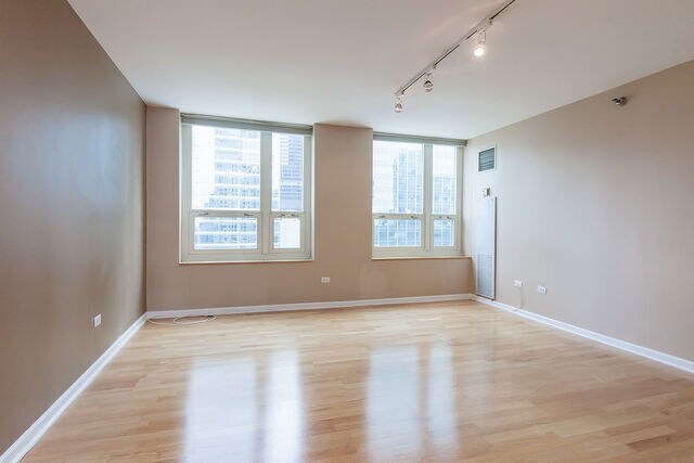 Building Photo - 345 N La Salle Dr