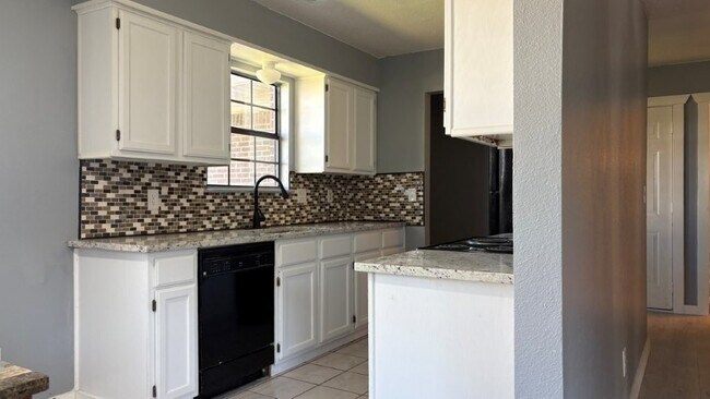 Building Photo - 619 E 1st St