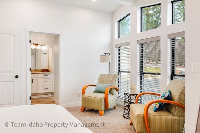 Building Photo - Fully furnished and stocked Single Level H...