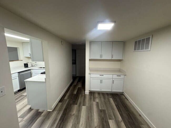 Building Photo - Expansive Bi-Level 3-Bedroom