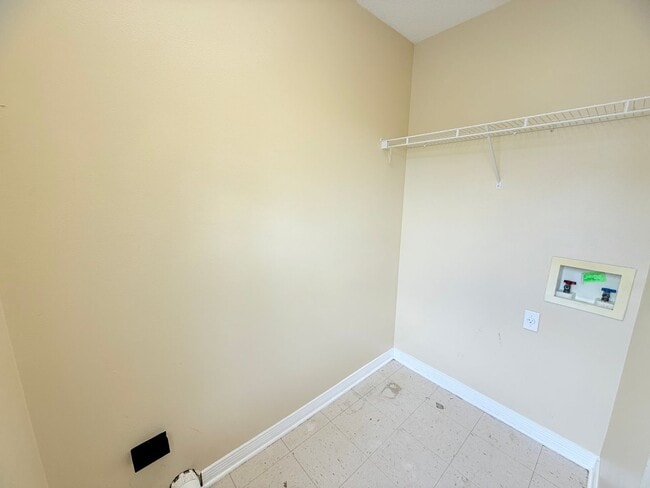 Building Photo - Charming 2 Bed/2 Bath Duplex