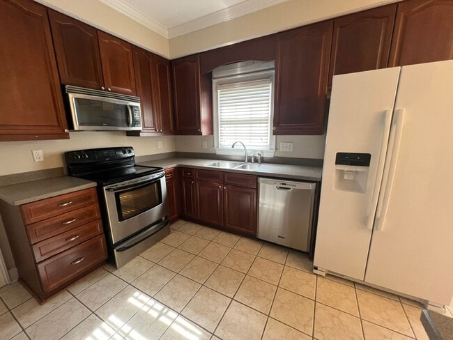 Building Photo - 714 Berry Ln