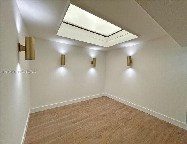 Building Photo - 1222 Hillsboro Mile
