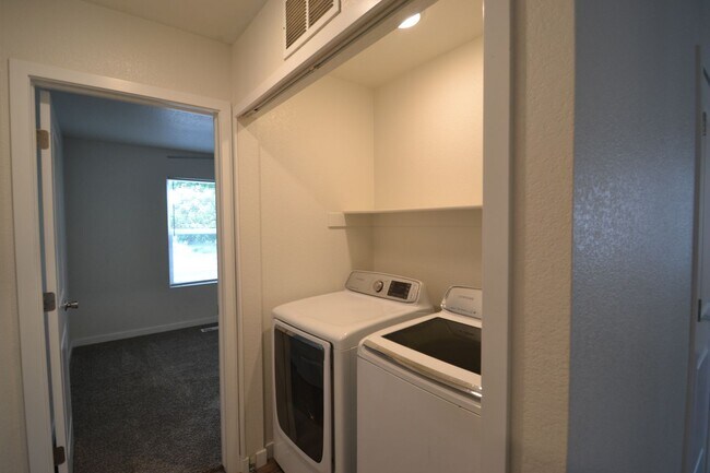 Building Photo - Newly Remodeled 3 Bedroom Ranch!