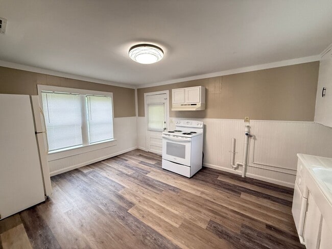 Building Photo - Adorable 2 bedroom 1 bath Broken Arrow Home, Close to the Rose District!