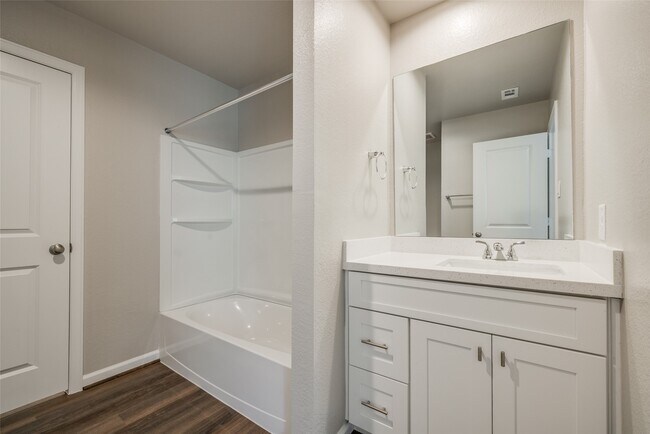 Building Photo - 221 Pk Pl Cir
