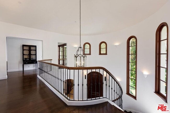 Building Photo - 2134 La Mesa Dr