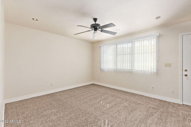 Building Photo - Great Location in Scottsdale!  2 bedroom, 1.5 bath, community pool