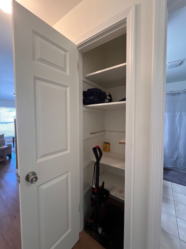 Building Photo - Bradley Short Term Rental