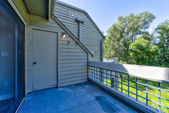 Building Photo - 2 Bedroom Condo in Great Location with Poo...