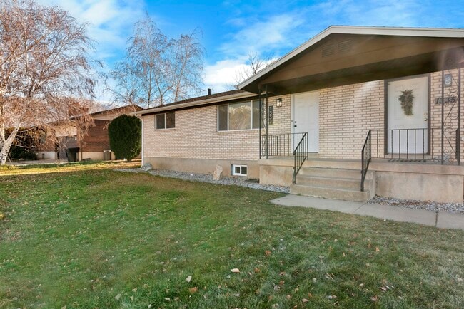 Building Photo - 1335 E Lester Dr