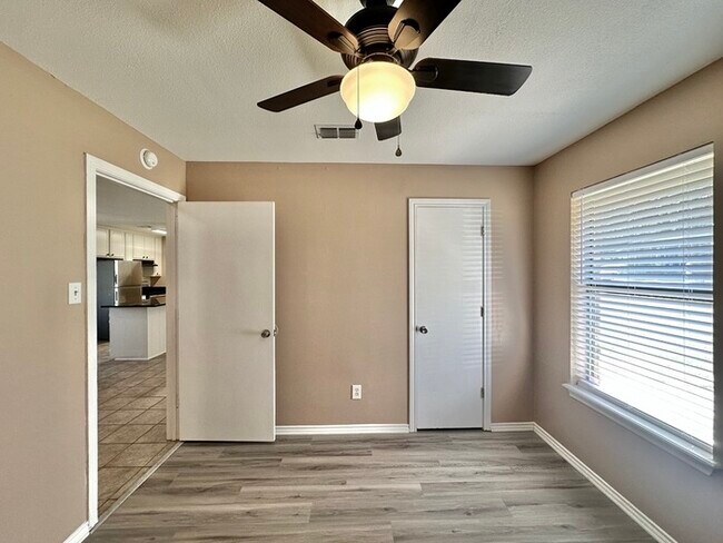 Building Photo - Available Now! Newly Updated 3/2 in Flint!