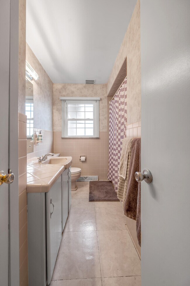 Building Photo - 653 Mt Vernon Dr