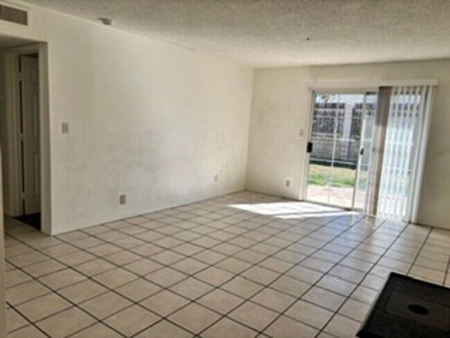 Building Photo - 808 Kelton St
