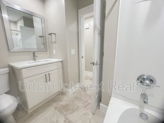 Building Photo - 802 E Pine Forest Dr