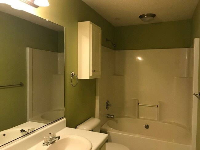 Building Photo - 2 Bedroom 2 Bath Townhouse