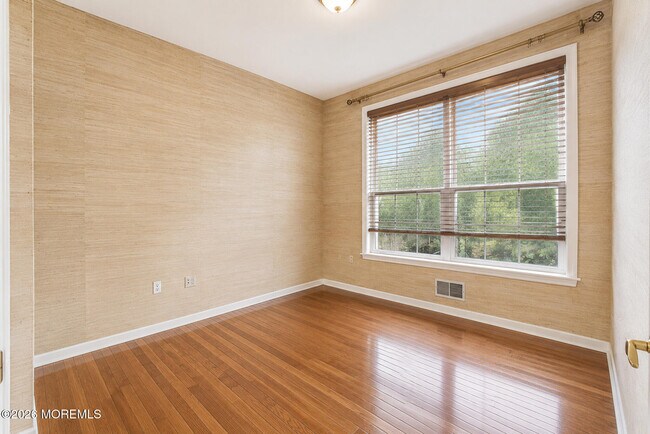 Building Photo - 350 Bernard Dr