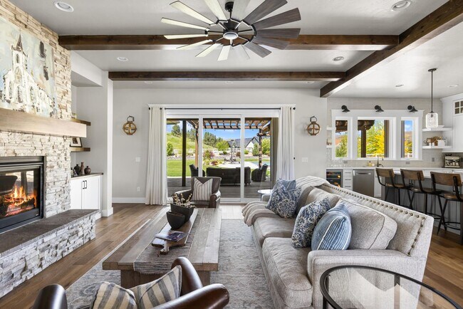 Building Photo - Exquisite Luxury Retreat on 1 Acre – 5BR/4...