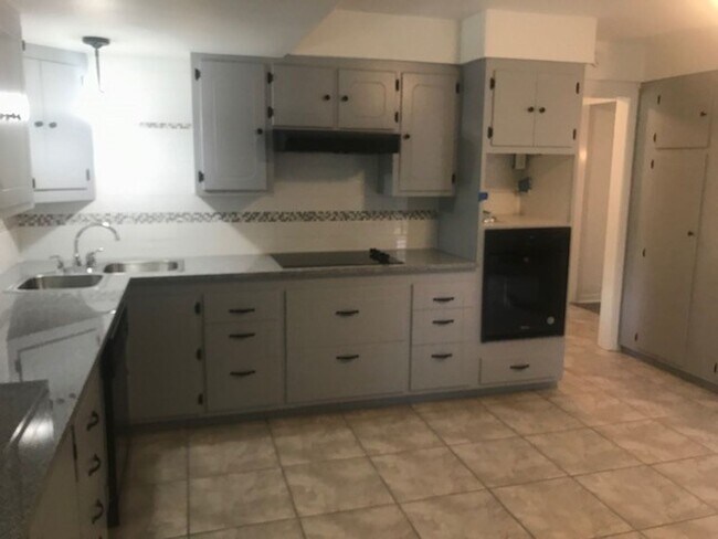 Building Photo - RECENTLY REMODELED BIG 4 BEDROOM 2 BATH LE...
