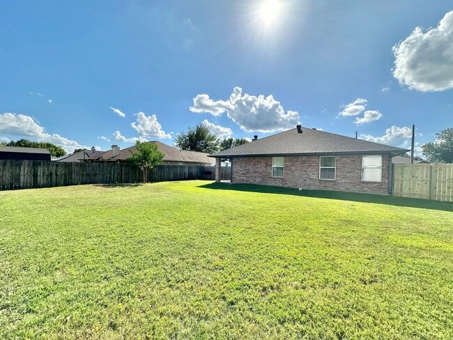 Building Photo - Discover the charm of this 3 bed 2 bath exquisite home!