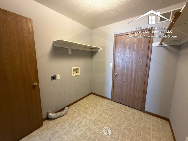 Building Photo - 427–429 Sabre Circle